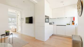 Refrigerador con freezer, microondas, horno, placa de cocina