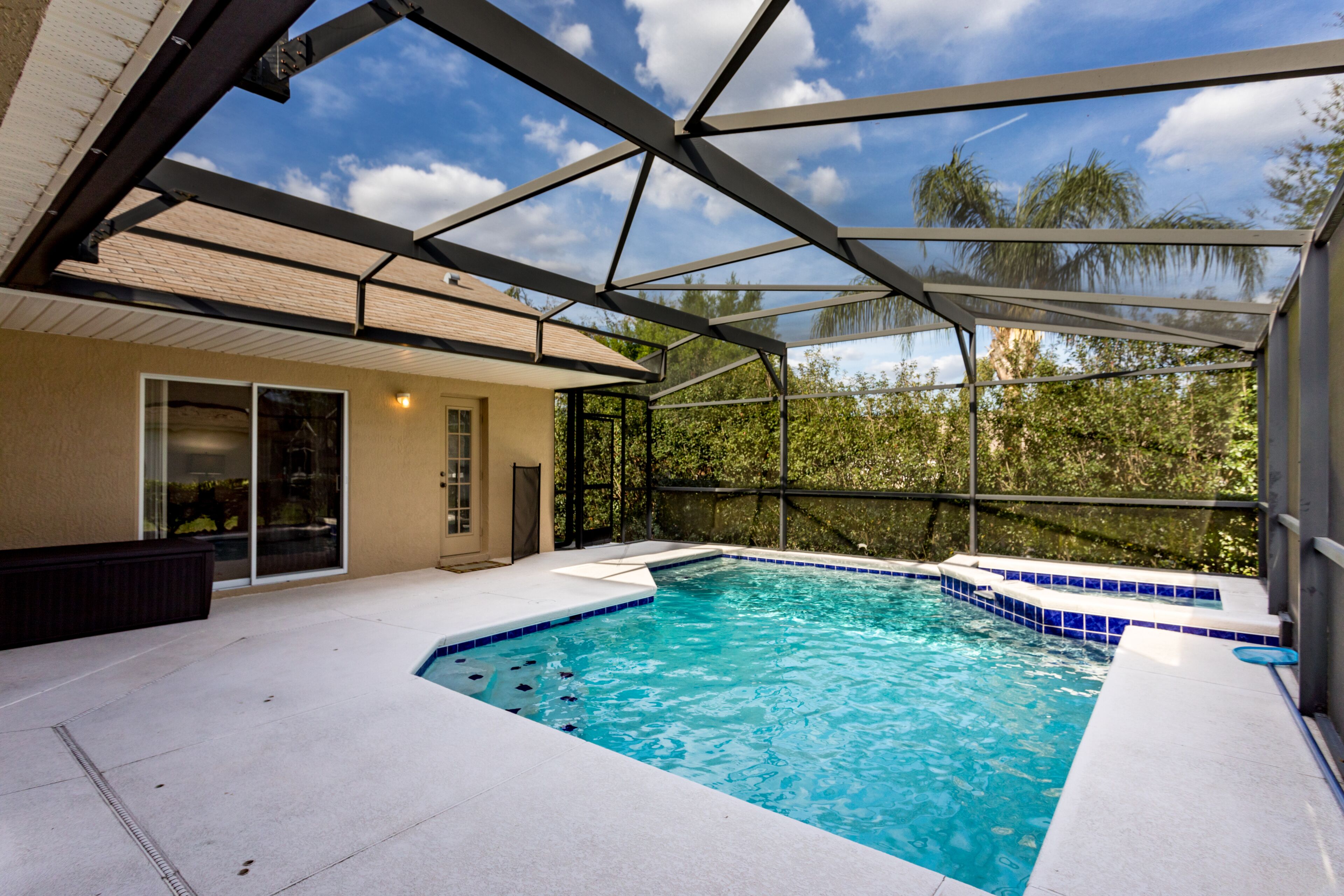 Newly decorated 4 bed private pool home near Disney,own mini putt putt golf hole