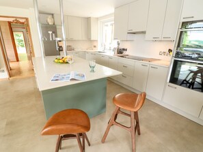 Cottage | Private kitchen | Fridge, dishwasher, cookware/dishes/utensils - Under Catswood (Stroud)