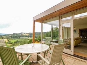 Cottage | Balcony - Under Catswood (Stroud)