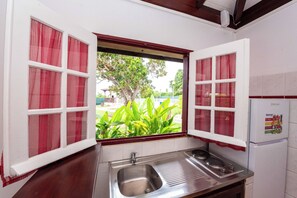 Réfrigérateur, micro-ondes, plaque de cuisson, cafetière/bouilloire