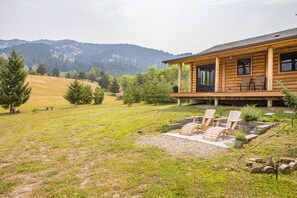Terrace/patio - Rural home on 5 acres w/incredible views minutes to Bozeman - Sypes Canyon Cabin (Bozeman)