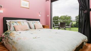 Cottage | 2 bedrooms, individually decorated, individually furnished, free WiFi