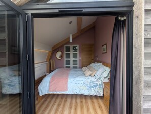 2 bedrooms, individually decorated, individually furnished, free WiFi