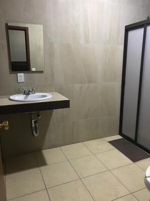 Kamar Double | Kamar mandi | Shower dan handuk