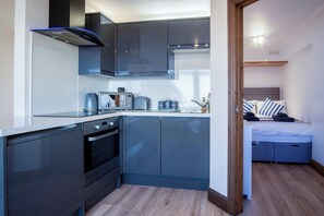 Apartment (1 Bedroom) | Eigene Küche | Kühlschrank, Mikrowelle, Ofen, Herdplatte