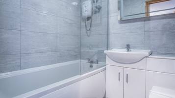 Apartment (1 Bedroom) | Bathroom | Combined shower/tub