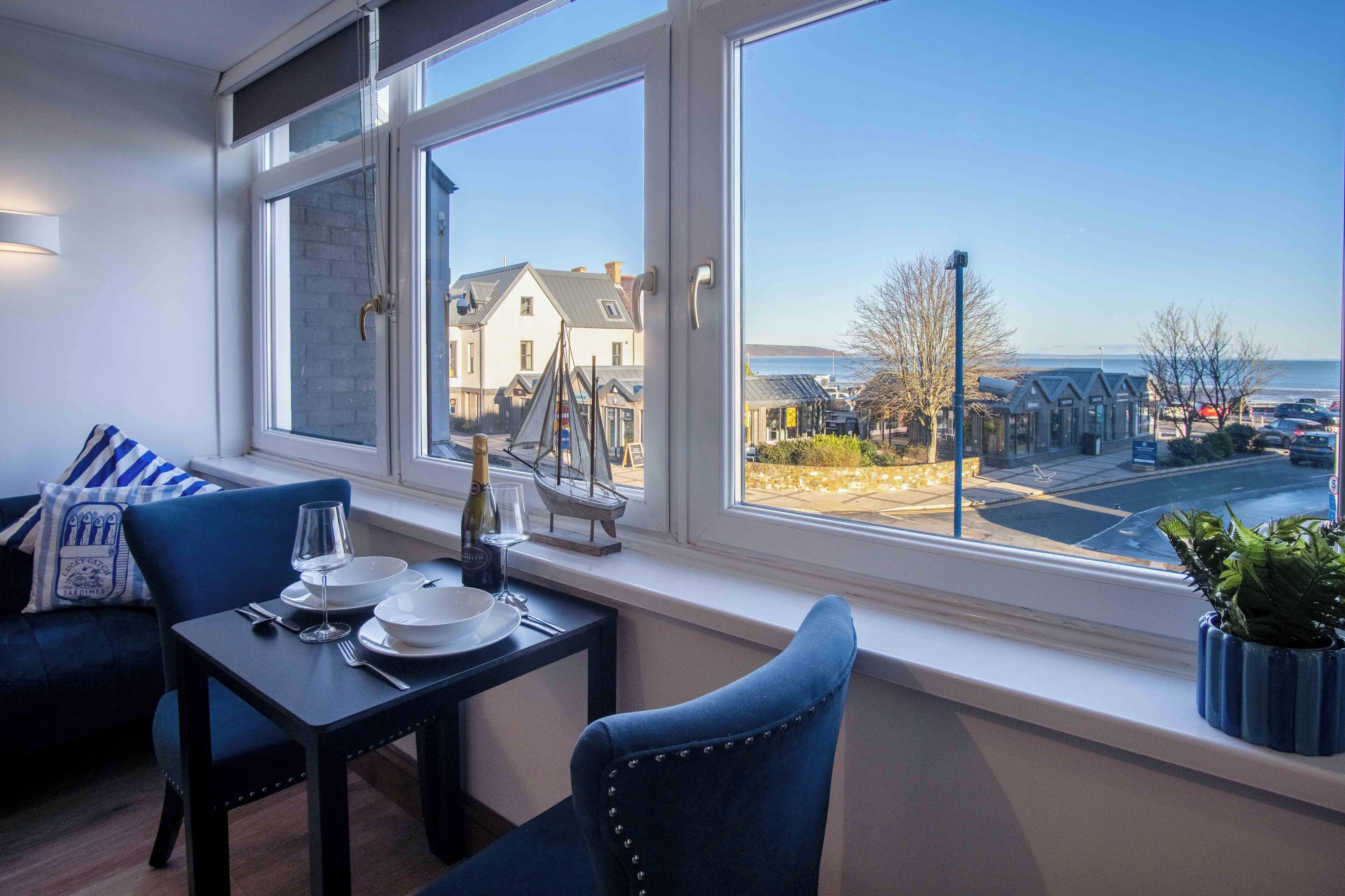 تلفزيون بحجم 32-بوصة يعرض قنوات تلفزيونية باشتراك مدفوع