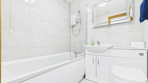 อพาร์ทเมนท์ (1 Bedroom) | ห้องน้ำ | ฝักบัวในอ่างอาบน้ำ