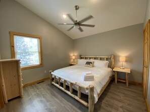 3 bedrooms, iron/ironing board, travel crib, free WiFi - #1 Cabin~Walk to WISP! Lake access & dock! HOT Tub~Game room~Fire Pit & DOGS OK! (McHenry)