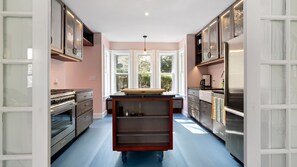 Kylskåp, mikrovågsugn, ugn och spishäll