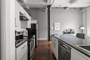 Fridge, microwave, oven, stovetop - King Bed Charming DWTN FTW Loft Sundance Square (Fort Worth)