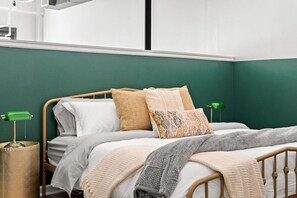 1 dormitorio, escritorio, tabla de planchar con plancha y cuna de viaje