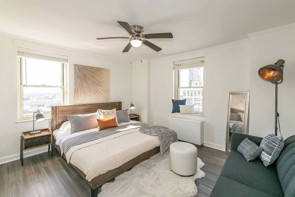 1 habitación, tabla de planchar con plancha y cuna de viaje 