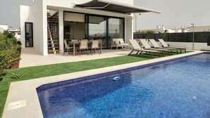 A modern house with a swimming pool, outdoor seating, and a covered patio. - Modern villa with private pool (Mar de Cristal)