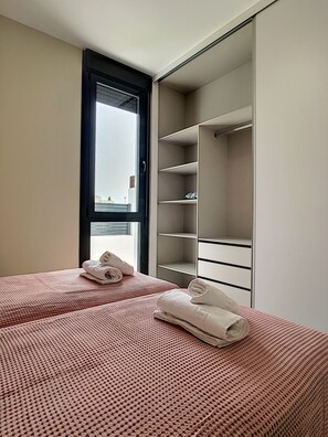 3 slaapkamers, een strijkplank/strijkijzer, gratis wifi, beddengoed