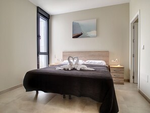 3 slaapkamers, een strijkplank/strijkijzer, gratis wifi, beddengoed