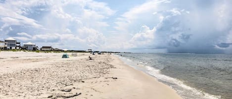 Nära stranden, solstolar och strandhanddukar