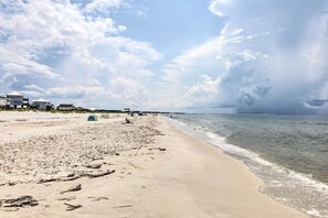 Plage à proximité, chaises longues, serviettes de plage