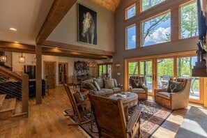 Televisión, chimenea y futbolito 