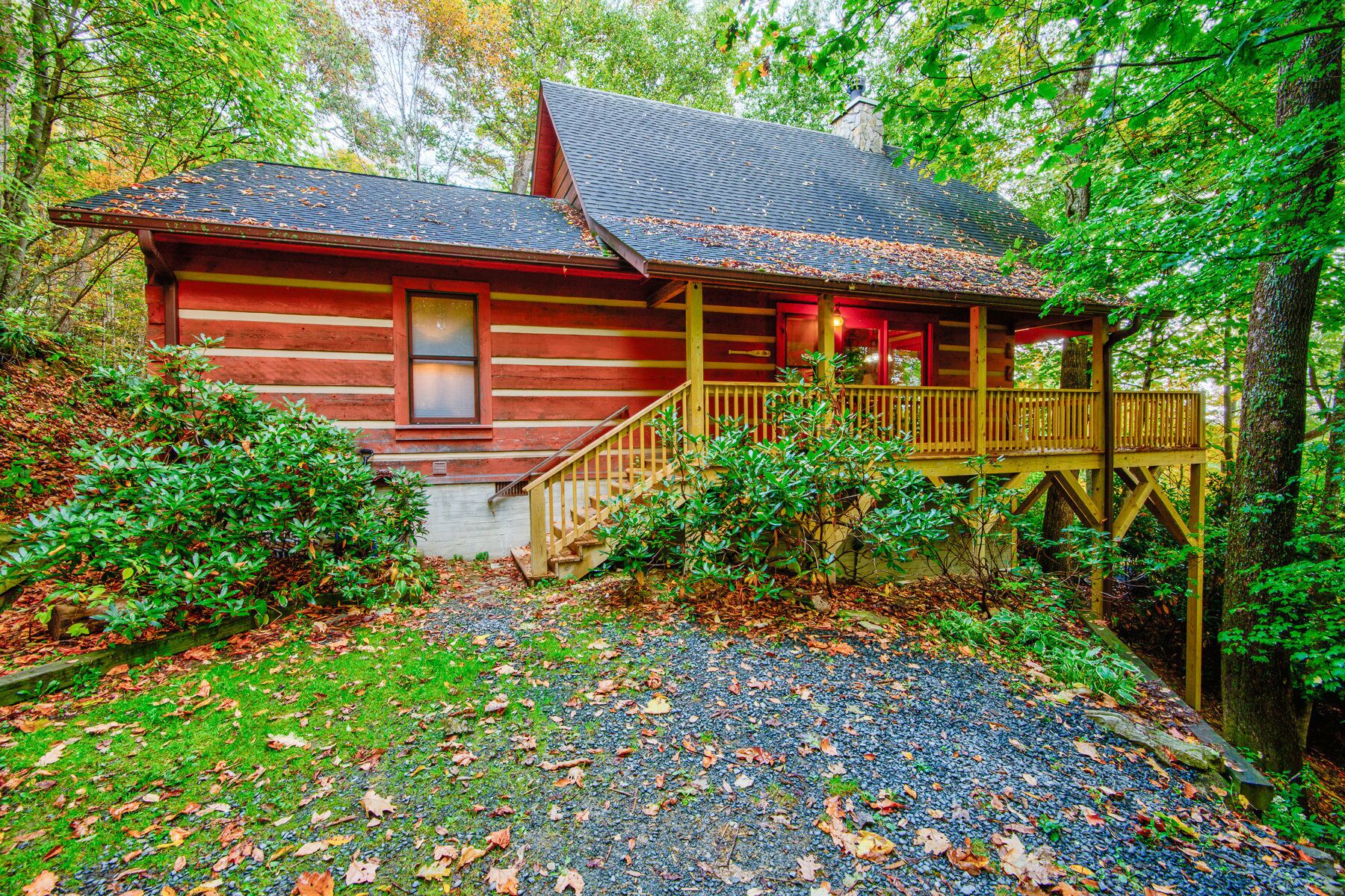 Tucked into the fall color of Blowing Rock, Farallon's red log exterior and covered porch welcome you home.