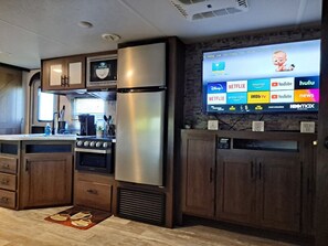 Fridge, microwave, oven, stovetop - Quiet & Cozy Camper/RV 2021 Model (Sinton)