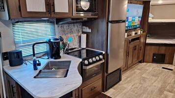 Frigorifero, microonde, forno, piano cottura