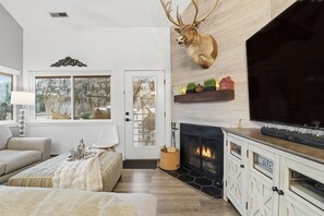 Smart-TV, Kamin, DVD-Player, Tischfußball