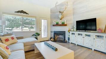 Smart TV, chimenea, reproductor de DVD y futbolito
