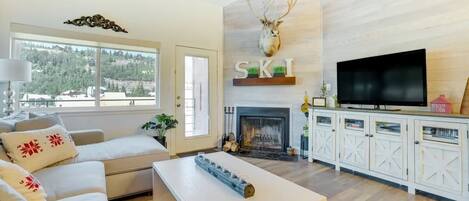 Smart-tv, eldstad, dvd-spelare och bordsfotboll