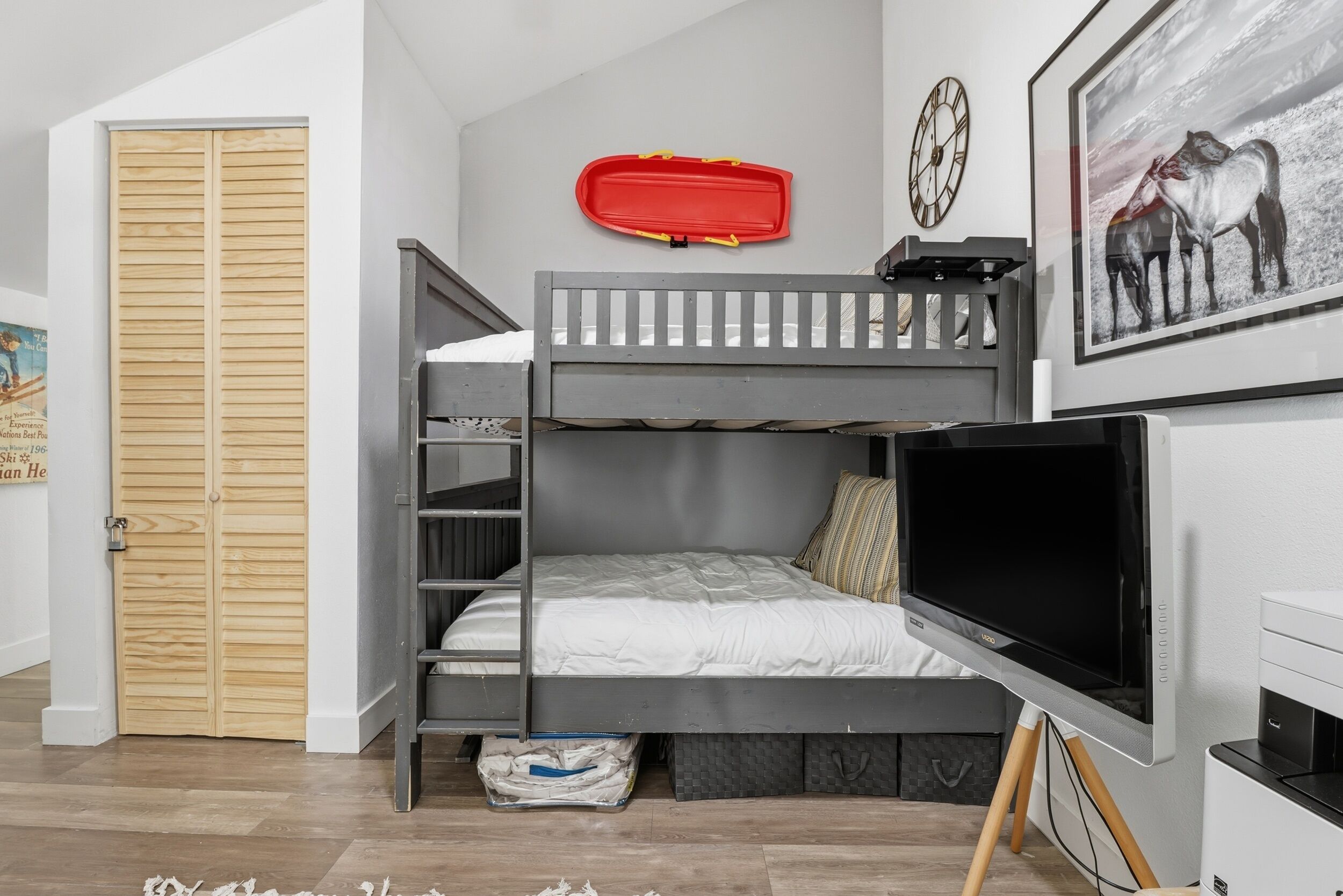 3 habitaciones, escritorio y tabla de planchar con plancha 