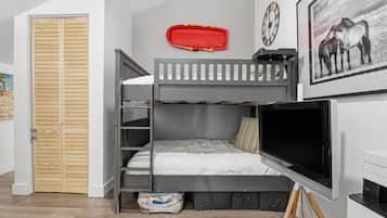 3 habitaciones, escritorio y tabla de planchar con plancha