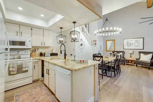 JUST FINISHED RENOVATIONS 2023!!! A lavishly styled ski in/out winter escape!