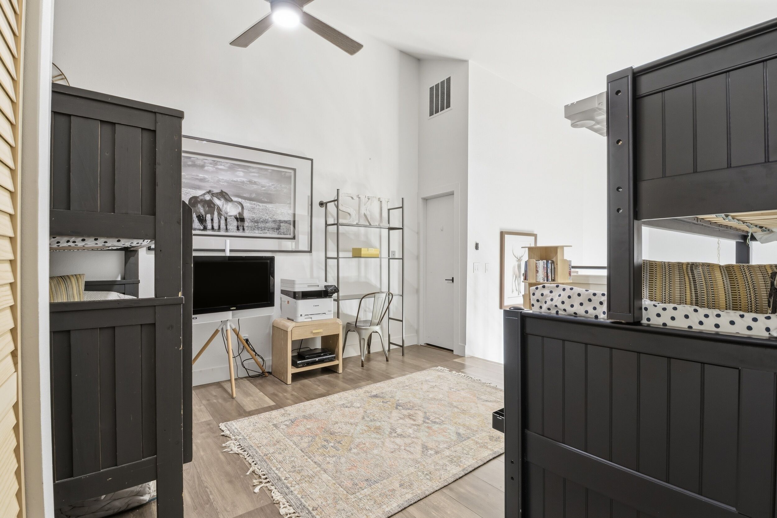 3 habitaciones, escritorio y tabla de planchar con plancha 