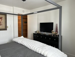 3 bedrooms, desk, iron/ironing board, travel cot