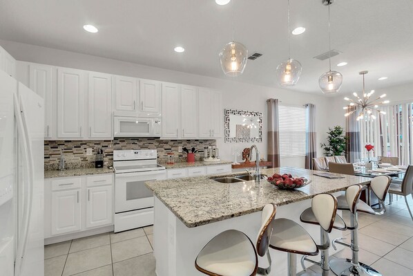 Réfrigérateur, four à micro-ondes, un four, surface de cuisson