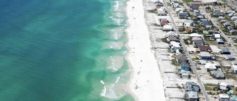 Perto da praia, espreguiçadeiras, toalhas de praia