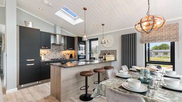 Kylskåp, mikrovågsugn, ugn och diskmaskin