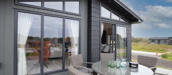 Ael-Y-Bryn - Luxury Lodge, Hot Tub, Pet Friendly