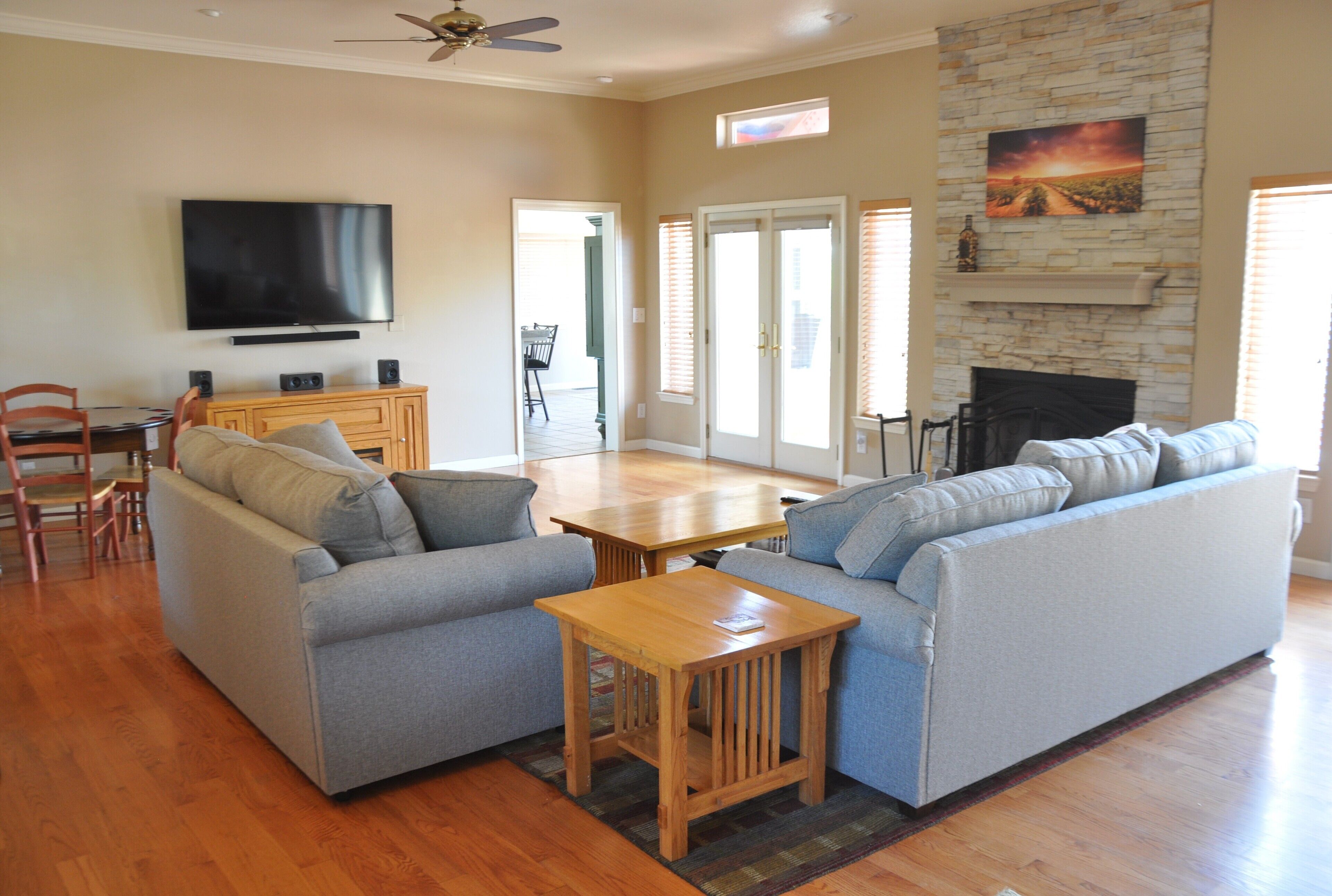 Älytelevisio, takka, DVD-soitin, kirjoja