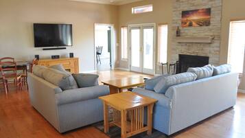 Smart TV, lareira, DVD player, livros