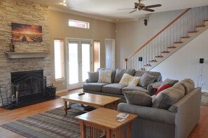 Smart-tv, eldstad, dvd-spelare och böcker