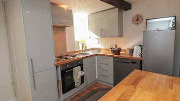 Cottage | Private kitchen | Fridge, dishwasher, electric kettle, cookware/dishes/utensils