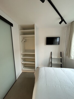 1 chambre, bureau, fer et planche à repasser, Wi-Fi gratuit