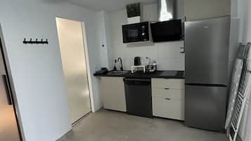 Een koelkast, een magnetron, een kookplaat, een vaatwasser