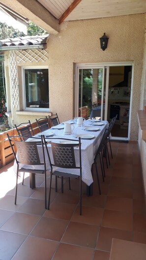 Outdoor dining - Large house with 5 bedrooms, sleeps 10 and 1 baby bed (Orange)