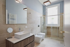 Vasca, asciugacapelli, bidet