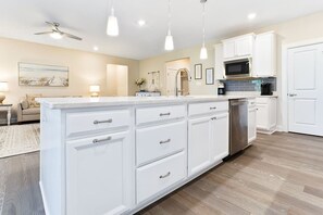 Fridge, microwave, oven, stovetop - Your Home Away From HomeLuxury7BR House*Sleeps 14 (Lewes)