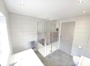 Badekar, hårtørrer, håndklæder, Sæbe