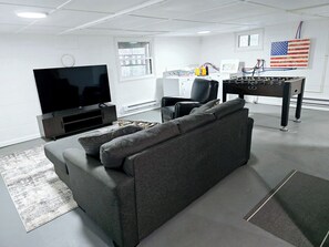 Smart-TV, Tischfußball, Bücher